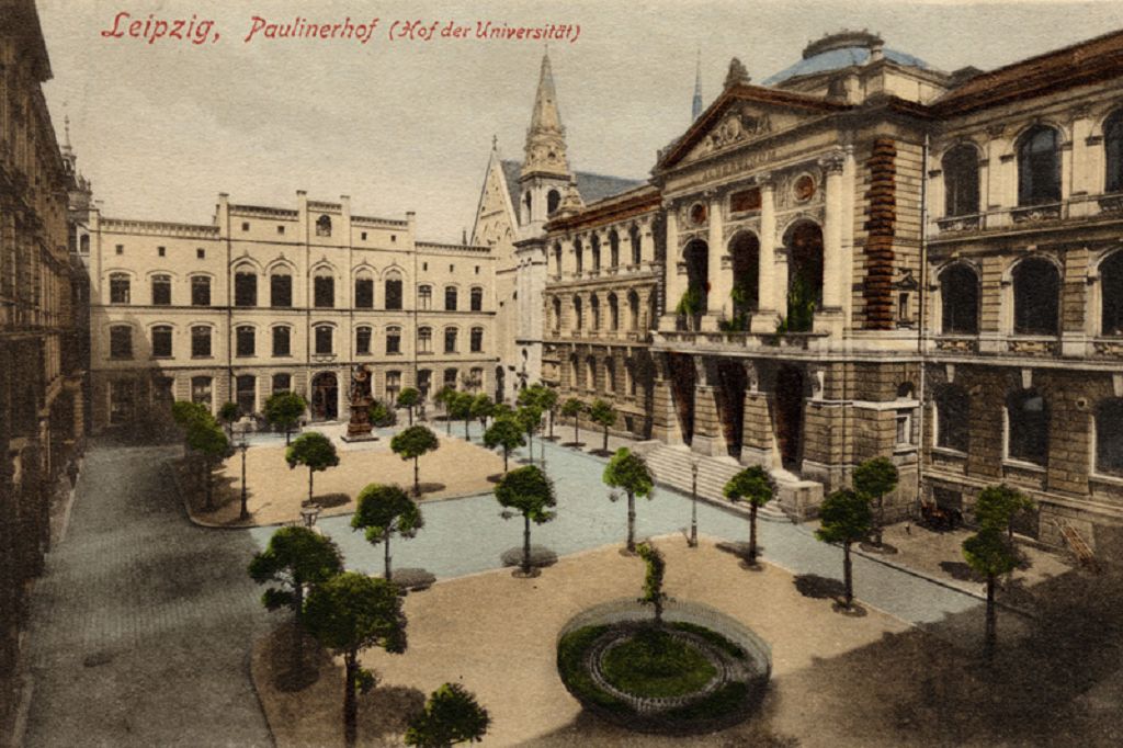 Blick-in-den-alten Paulinerhof-Universitaet-leipzig-details-stadtfuehrung